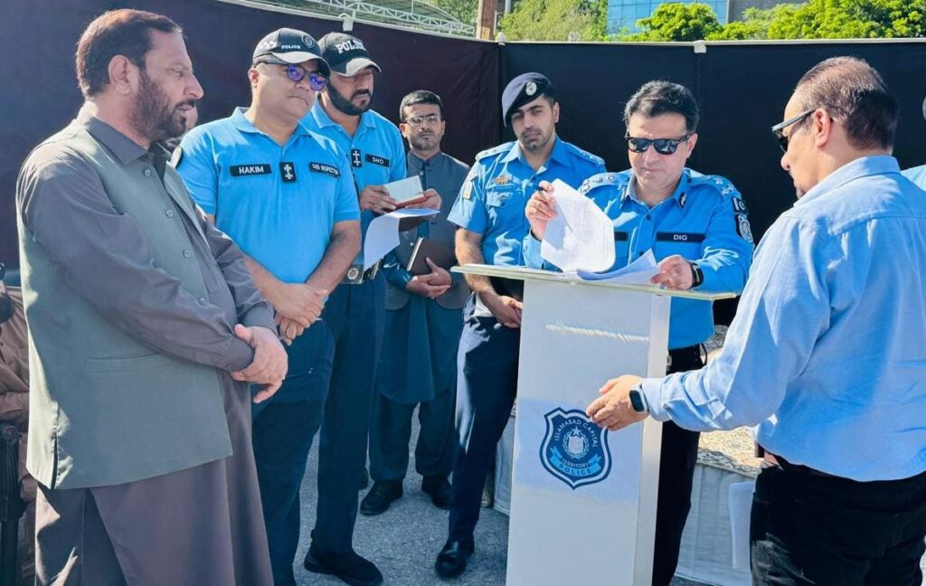 DIG Ali Wasim Holds Khuli Katchery in F-8 Markaz to Resolve Trader Issues
