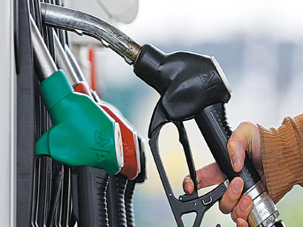 حکومت نے پیٹرولیم مصنوعات کی قیمتوں میں پھر اضافہ کردیا