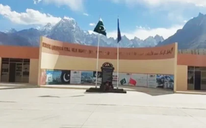 گلگت بلتستان پورٹ پر کارروائیاں، 317 موبائل فونز، 3540 بوتلیں شراب برآمد